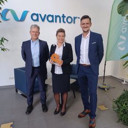Jubiläumsfeier avantor (v.l.): Stefan Thömmes (Geschäftsführer trans-o-flex IT-Service), Silvia Orlitsch (Geschäftsführerin Deutschland, Avantor), Eugen Günther (Geschäftsführer Vertrieb, trans-o-flex)