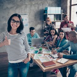 lächelnde Person mit Daumen hoch diversity