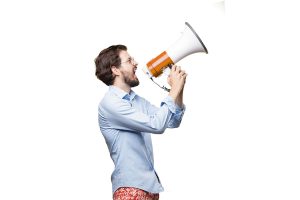 sendungsavis Ein Mann schreit durch ein Megafon