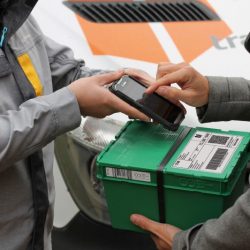 tof.ecobox trans-o-flex Kunde unterzeichnet seine Unterschrift auf dem Scanner