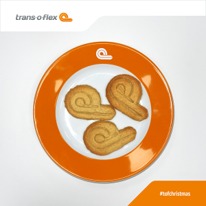 trans-o-flex-Plätzchen auf einem Teller mit orangem Rand