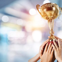 award. Pokal in den Händen